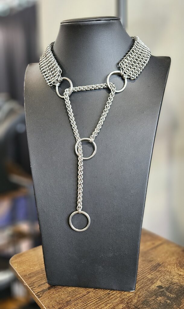 Wunderschönes Halsband aus Kettengliedern